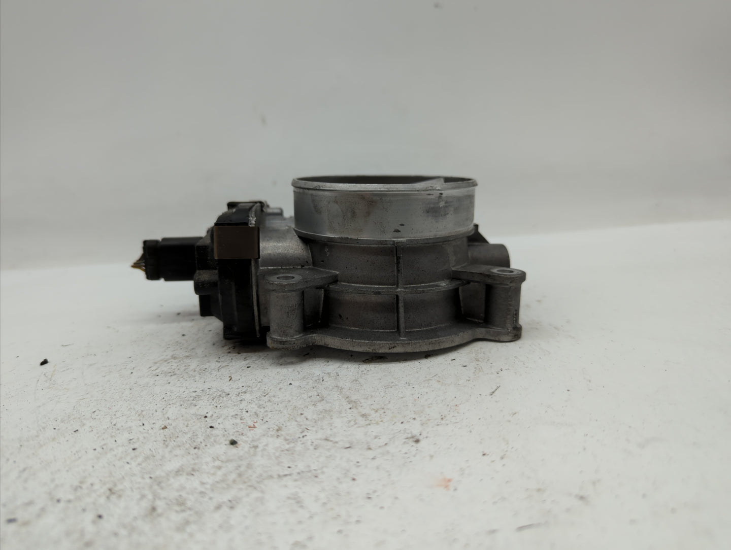 2015-2018 Chevrolet Tahoe Throttle Body P/N:12678224 12617792 Fits Fits 2014 2015 2016 2017 2018 2019 OEM Used Auto Parts - 