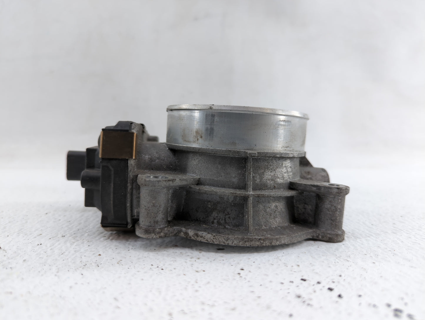 2015-2018 Chevrolet Tahoe Throttle Body P/N:12678224 12617792 Fits Fits 2014 2015 2016 2017 2018 2019 OEM Used Auto Parts - 