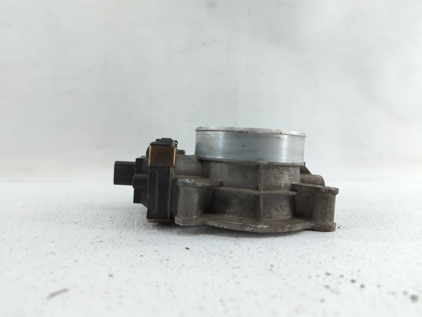 2015-2018 Chevrolet Tahoe Throttle Body P/N:12678224 12617792 Fits Fits 2014 2015 2016 2017 2018 2019 OEM Used Auto Parts - 