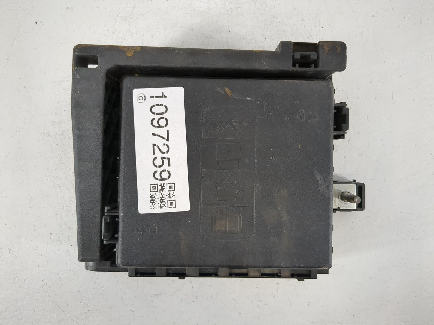 2018-2019 Chevrolet Traverse Fusebox Fuse Box Panel Relay Module P/N:84292758 Fits Fits 2018 2019 OEM Used Auto Parts - Oemu