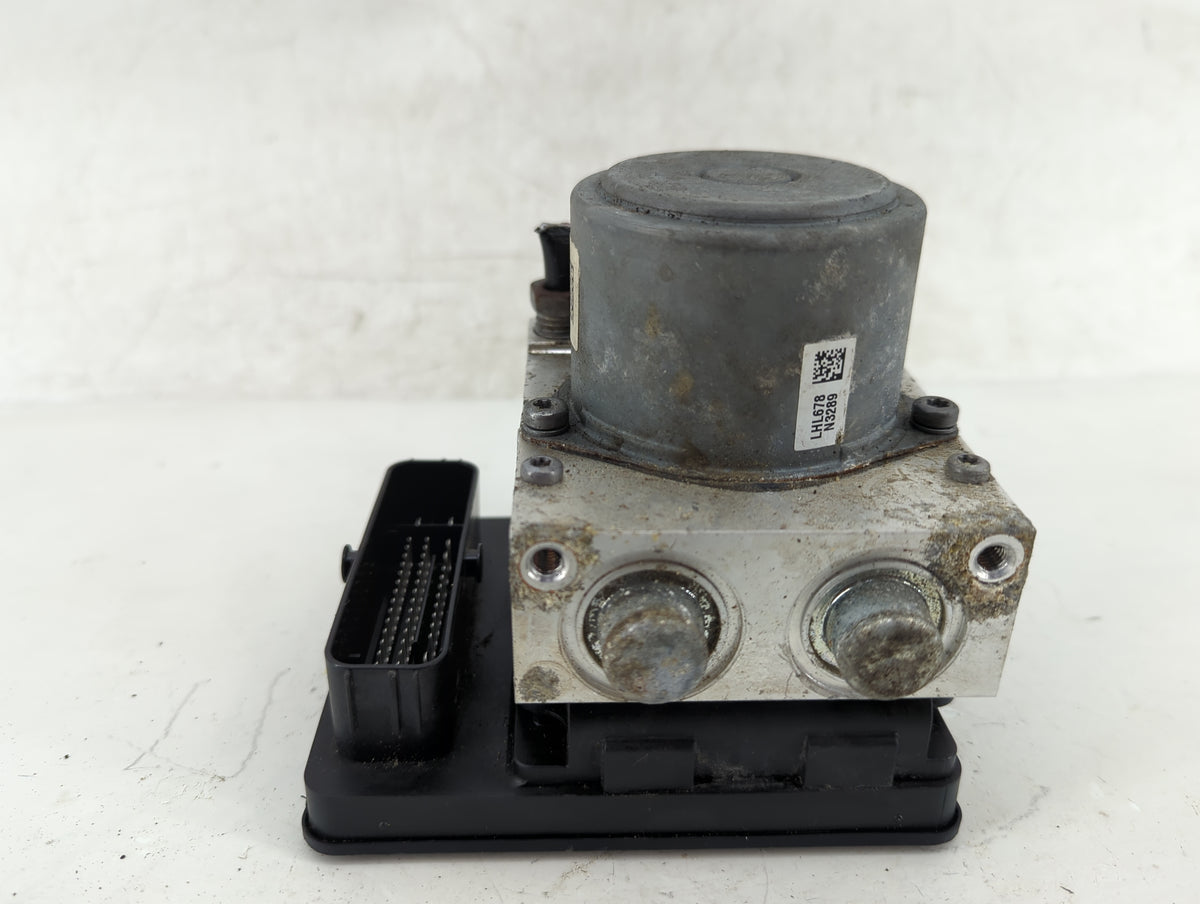 2018 Chevrolet Traverse Anti-Lock Brake ABS Pump Module Actuator OEM P/N:84408136 Fits OEM Used Auto Parts - Oemusedautopart
