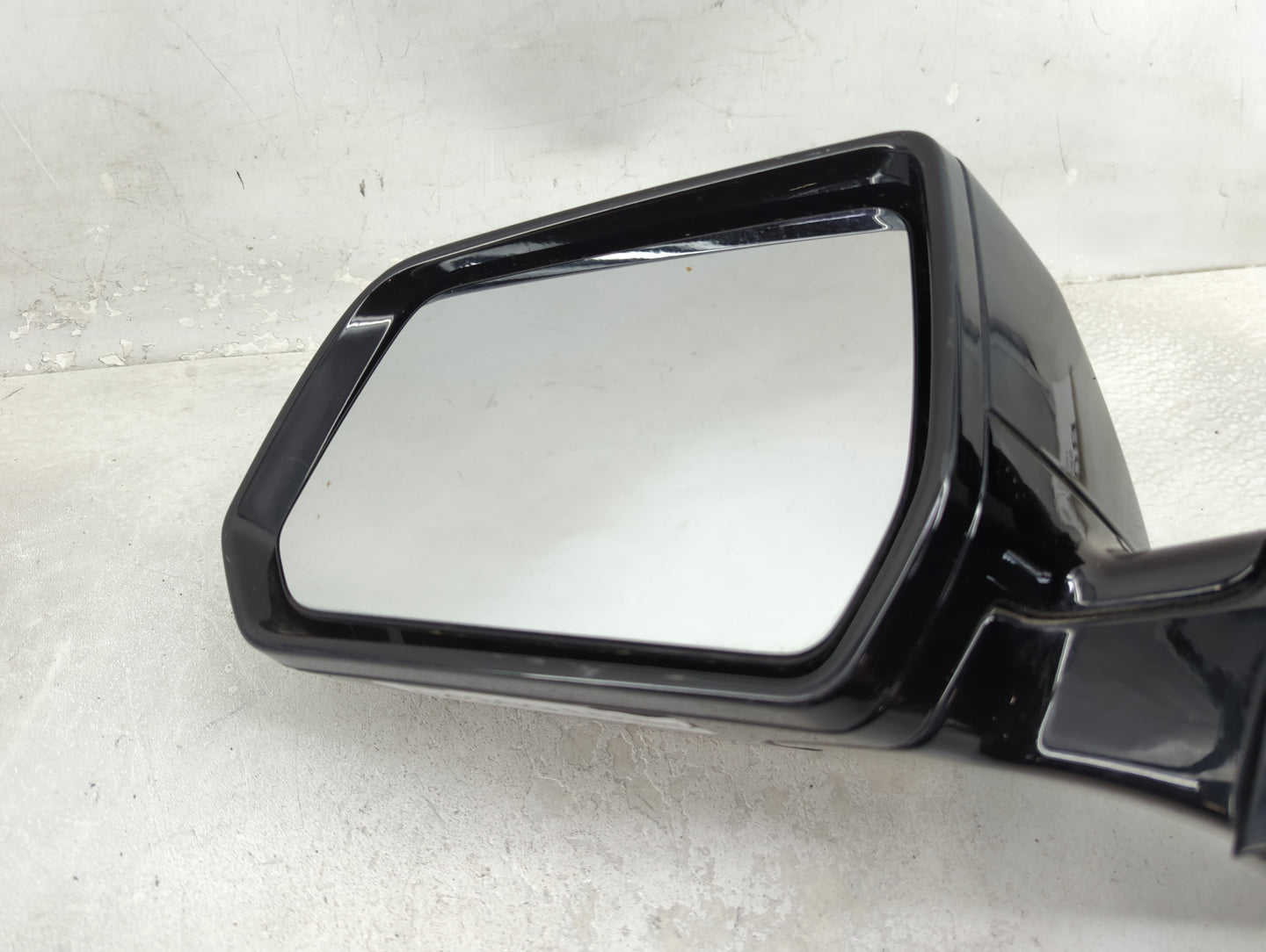 2018-2022 Chevrolet Traverse Driver Side View Mirror - Left Door Mirror OEM Used - Oemusedautoparts1.com