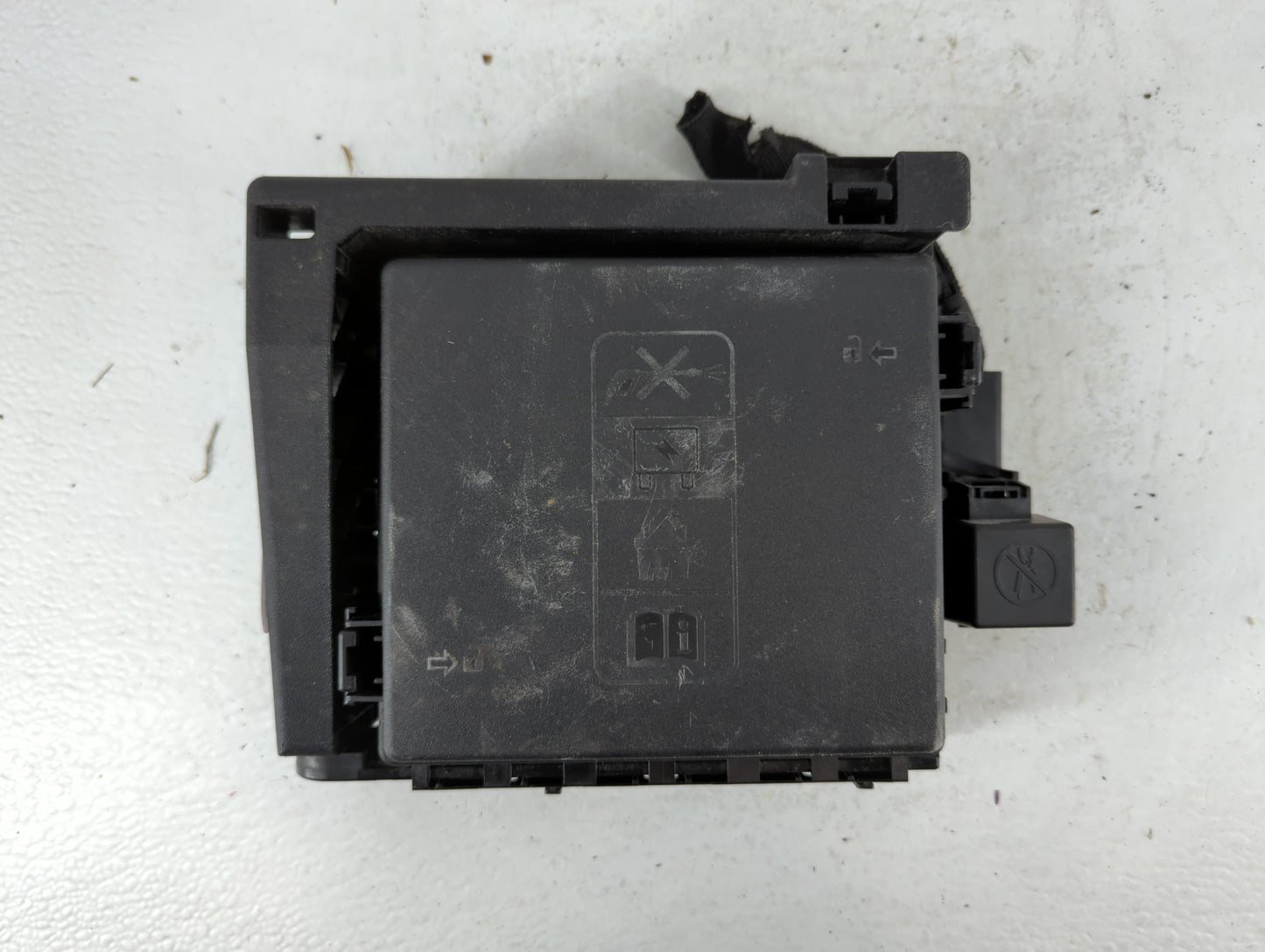 2018-2019 Chevrolet Traverse Fusebox Fuse Box Panel Relay Module P/N:84303340 Fits Fits 2018 2019 OEM Used Auto Parts - Oemu