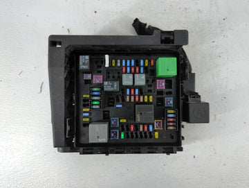 2018-2019 Chevrolet Traverse Fusebox Fuse Box Panel Relay Module P/N:84303340 Fits Fits 2018 2019 OEM Used Auto Parts