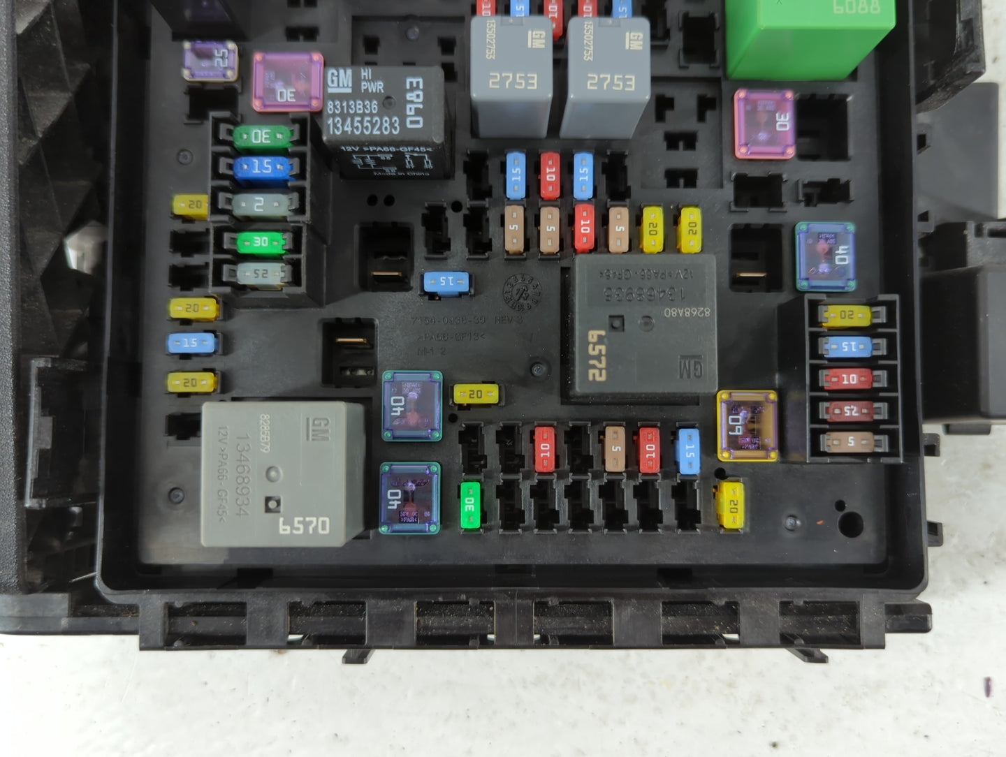 2018-2019 Chevrolet Traverse Fusebox Fuse Box Panel Relay Module P/N:84303340 Fits Fits 2018 2019 OEM Used Auto Parts - Oemu