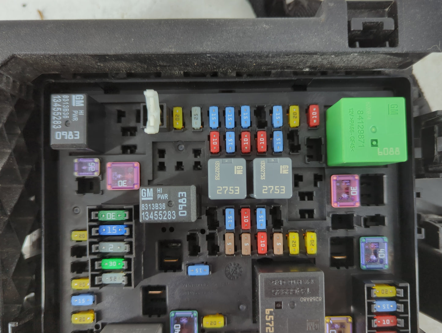 2018-2019 Chevrolet Traverse Fusebox Fuse Box Panel Relay Module P/N:84303340 Fits Fits 2018 2019 OEM Used Auto Parts - Oemu