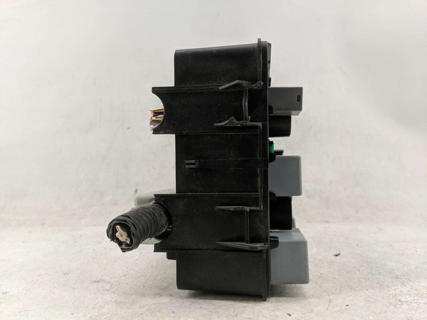 2018-2021 Chevrolet Trax Fusebox Fuse Box Panel Relay Module Fits Fits 2018 2019 2020 2021 OEM Used Auto Parts - Oemusedauto
