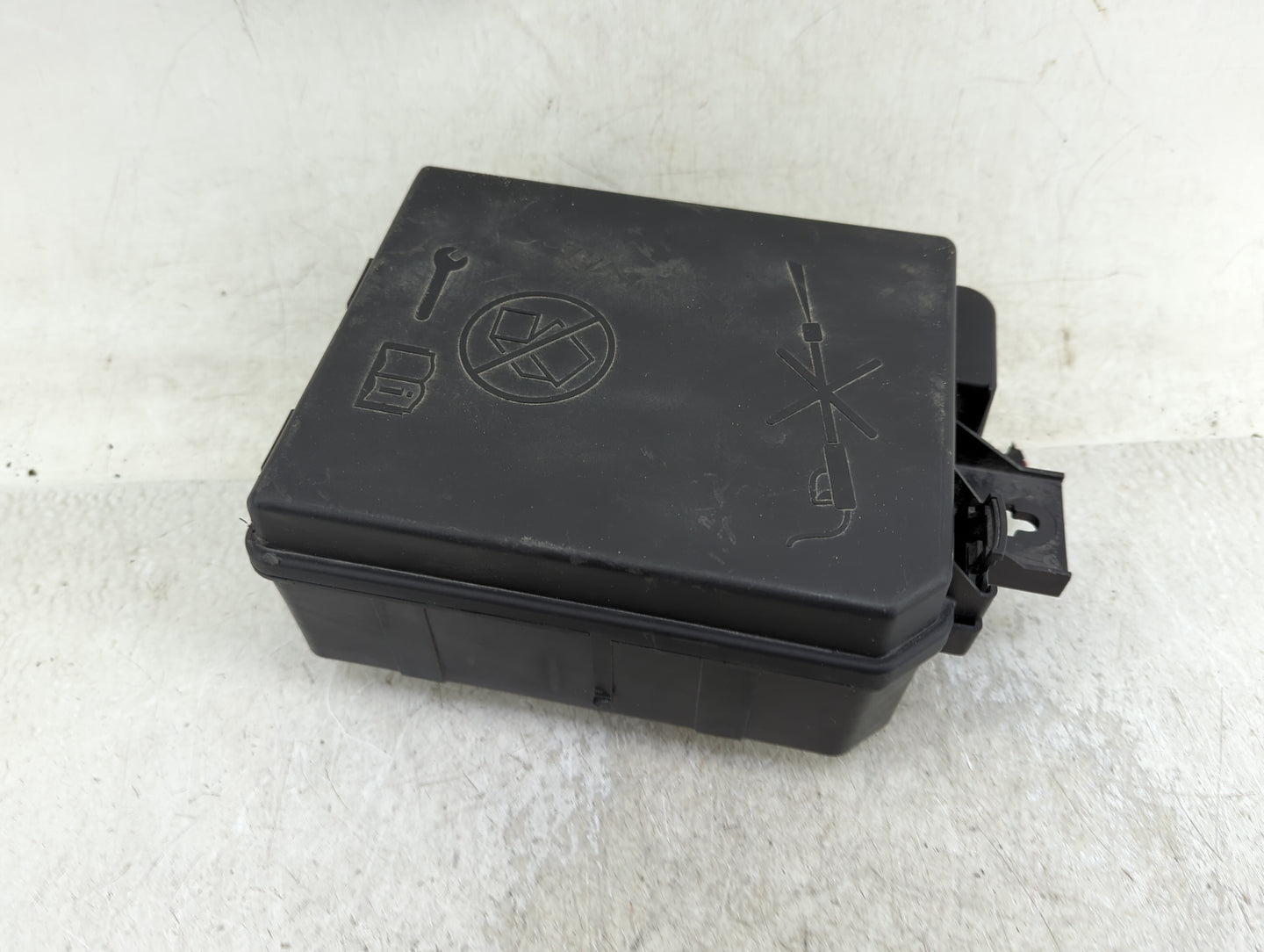 2018-2021 Chevrolet Trax Fusebox Fuse Box Panel Relay Module P/N:42624875 Fits Fits 2018 2019 2020 2021 OEM Used Auto Parts 
