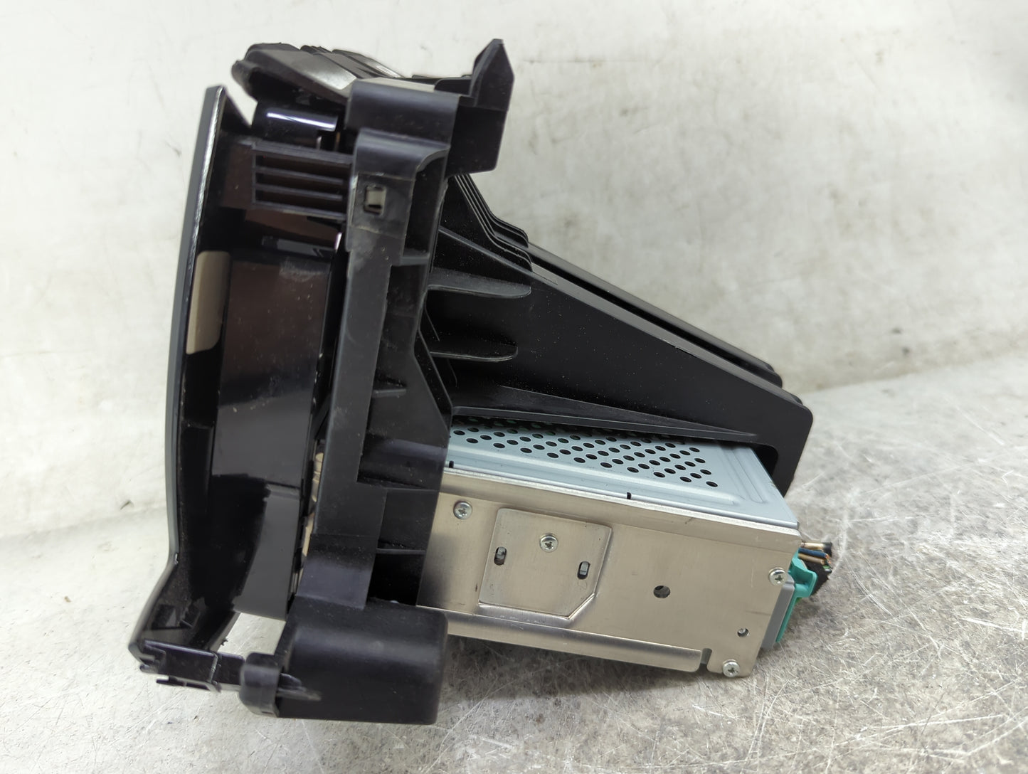 2018-2019 Chevrolet Trax Radio AM FM Cd Player Receiver Replacement P/N:84371468 812425551, A1172422P8092241 Fits Fits 2018 