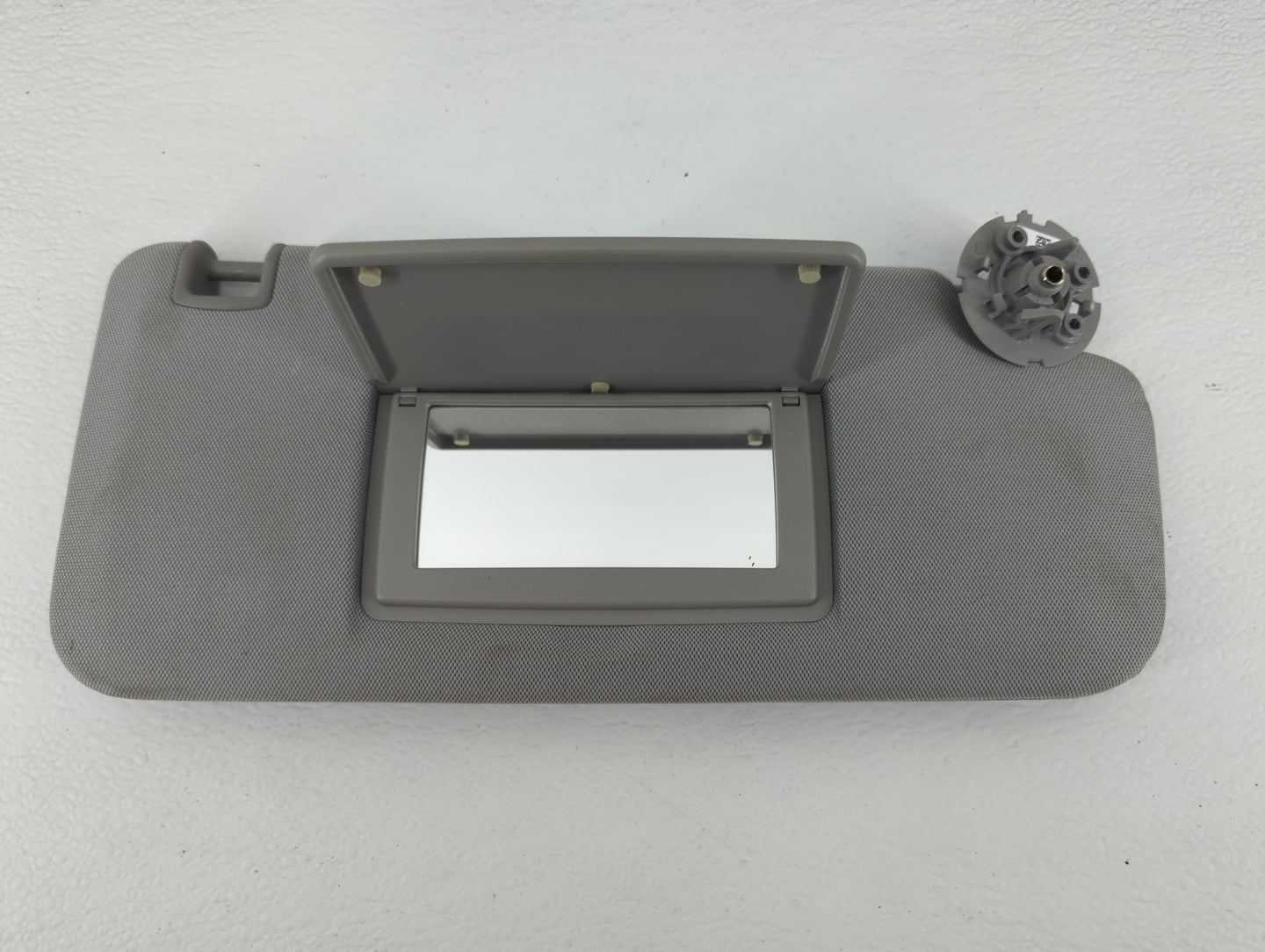 2017-2021 Chevrolet Trax Sun Visor Shade Replacement Passenger Right Mirror Fits Fits 2017 2018 2019 2020 2021 OEM Used Auto