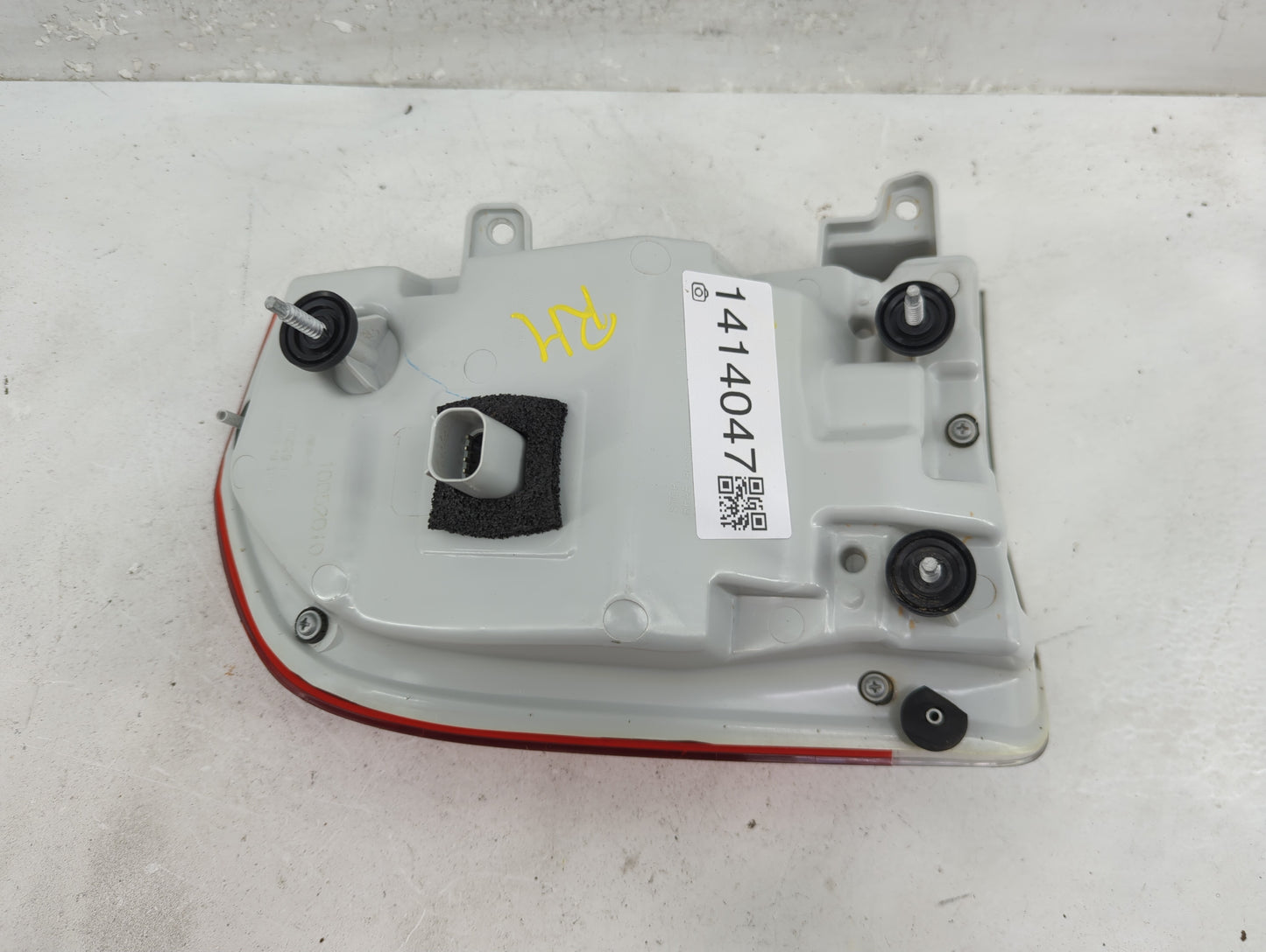 2018 Chrysler 300 Tail Light Assembly Passenger Right OEM P/N:68400290AA Fits OEM Used Auto Parts - Oemusedautoparts1.com