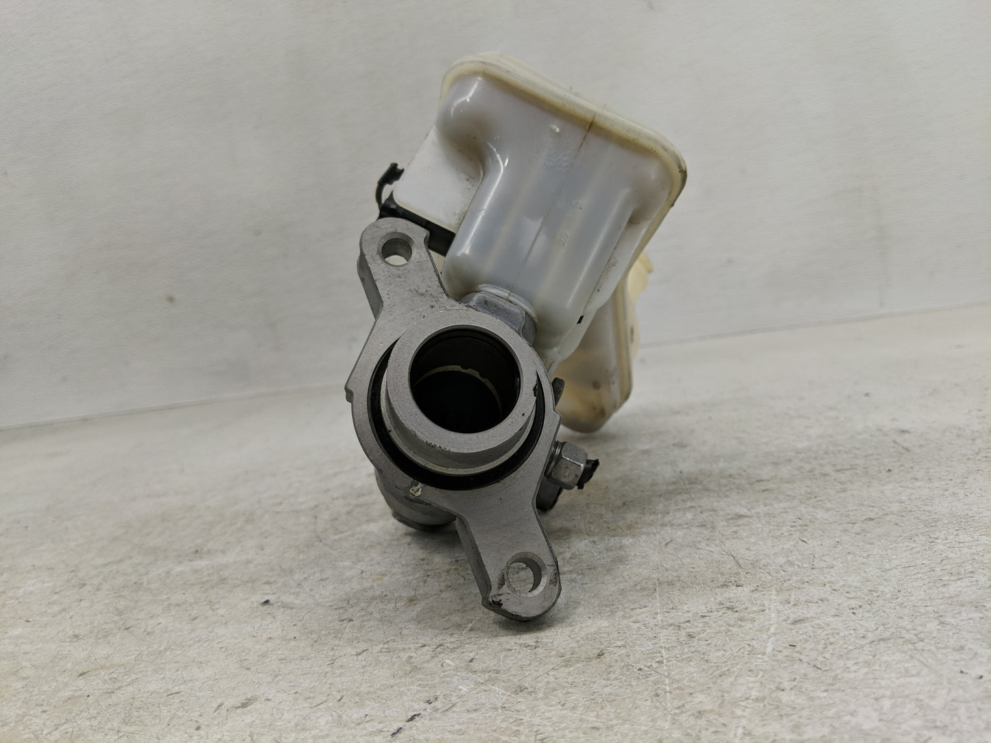 2017-2022 Chrysler Pacifica Brake Master Cylinder - Oemusedautoparts1.com
