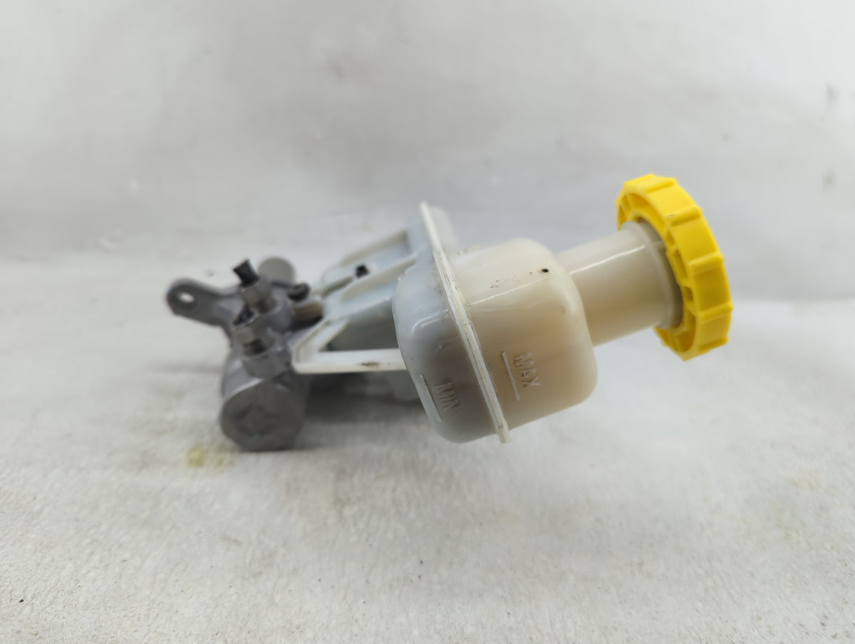 2017-2022 Chrysler Pacifica Brake Master Cylinder 1276324 - Oemusedautoparts1.com