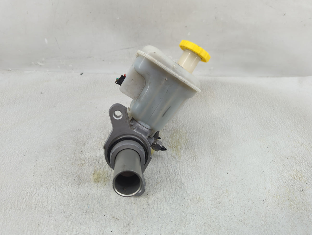2017-2022 Chrysler Pacifica Brake Master Cylinder 1276324 - Oemusedautoparts1.com