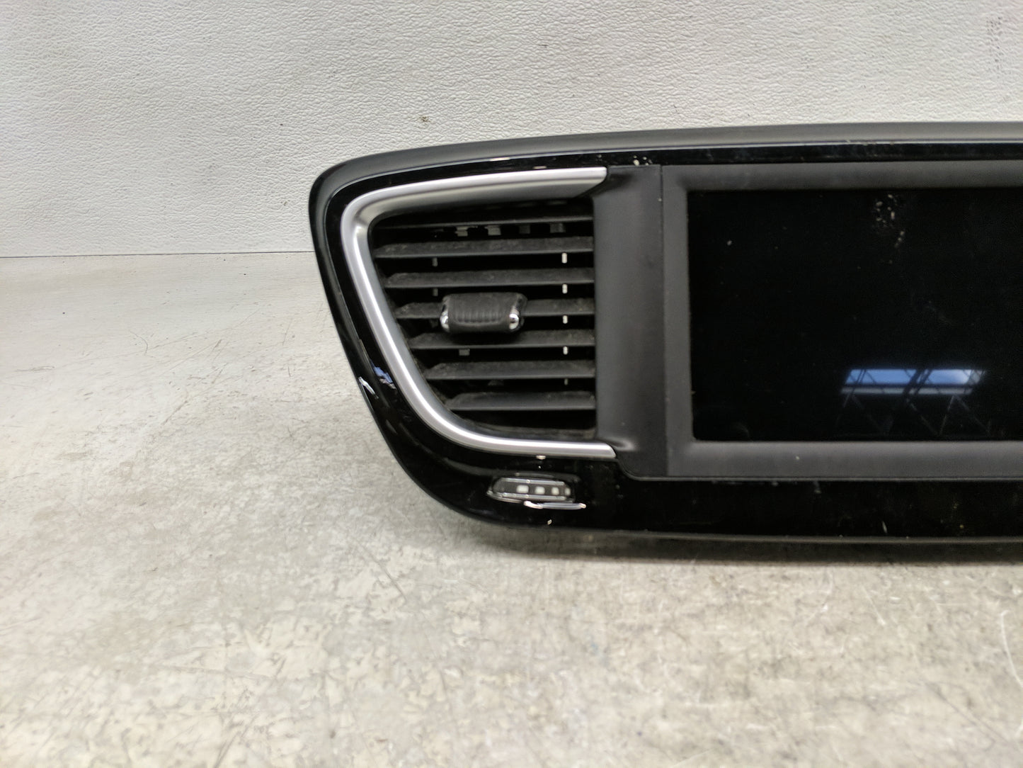 2018 Chrysler Pacifica Radio AM FM Cd Player Receiver Replacement Fits OEM Used Auto Parts - Oemusedautoparts1.com