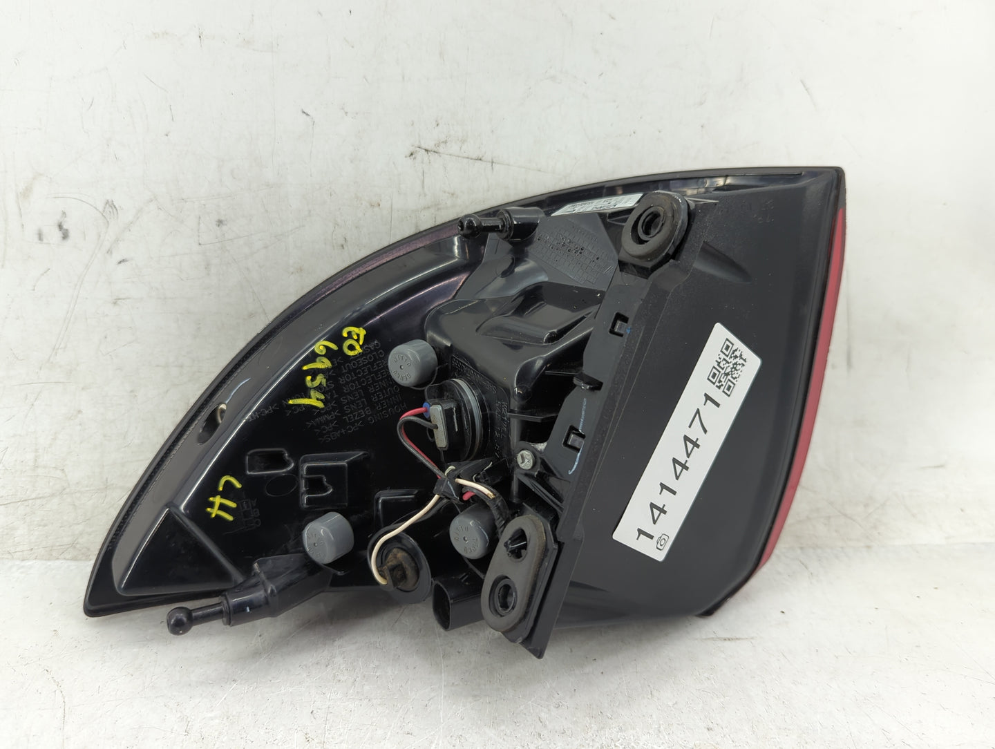 2017-2020 Chrysler Pacifica Tail Light Assembly Driver Left OEM P/N:68229027AE Fits Fits 2017 2018 2019 2020 OEM Used Auto P