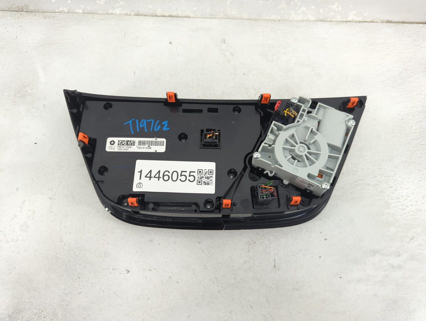 2017 Chrysler Pacifica Climate Control Module Temperature AC/Heater Replacement P/N:P6EV471X8AB Fits OEM Used Auto Parts - O