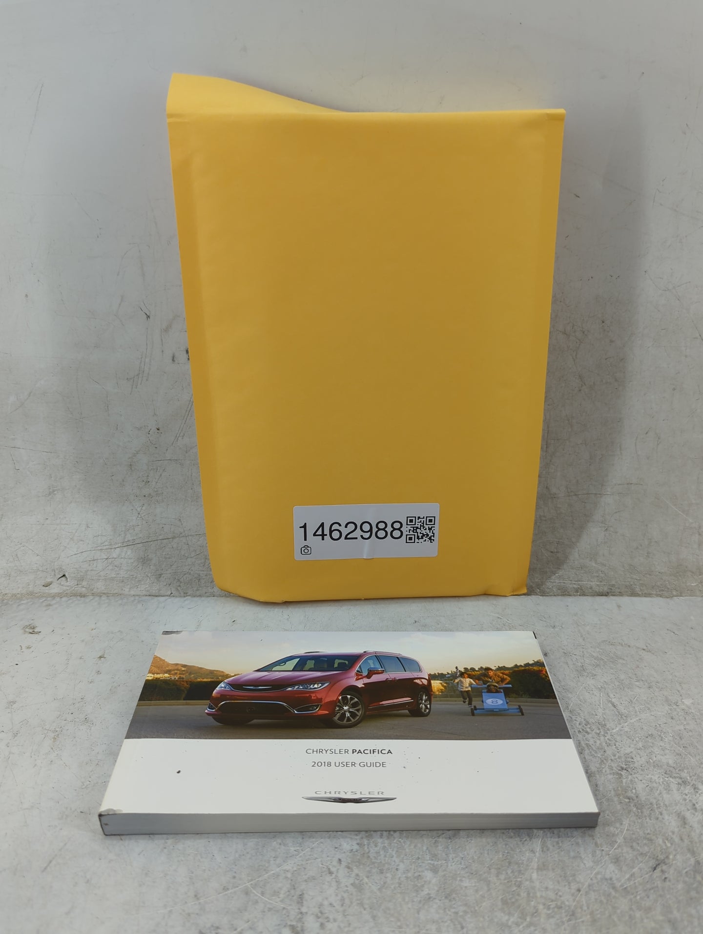 2018 Chrysler Pacifica Owners Manual Book Guide P/N:18RU-926-AA OEM Used Auto Parts - Oemusedautoparts1.com