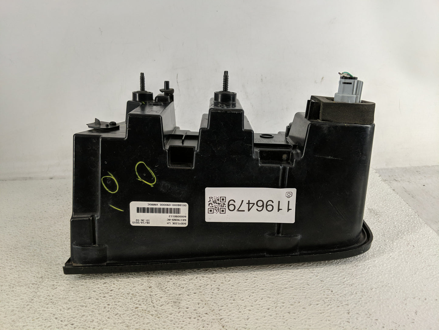 2015-2022 Dodge Challenger Tail Light Assembly Passenger Right OEM P/N:68174069-AC Fits OEM Used Auto Parts - Oemusedautopar