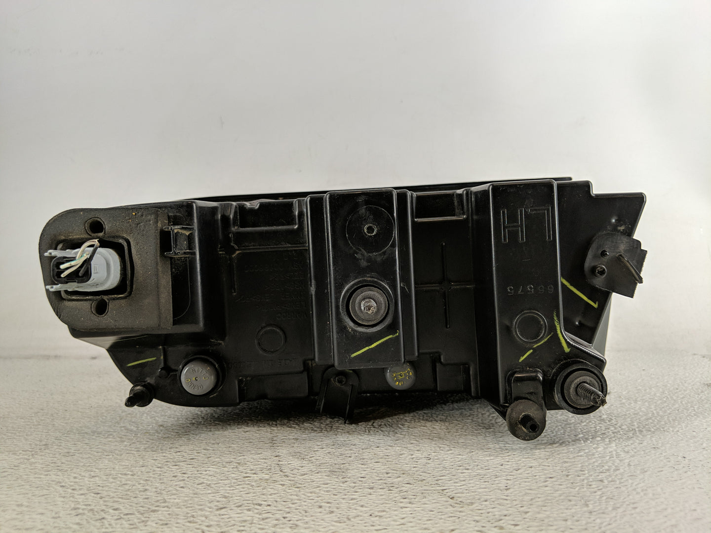 2015-2022 Dodge Challenger Tail Light Assembly Passenger Right OEM P/N:68174069-AC Fits OEM Used Auto Parts - Oemusedautopar