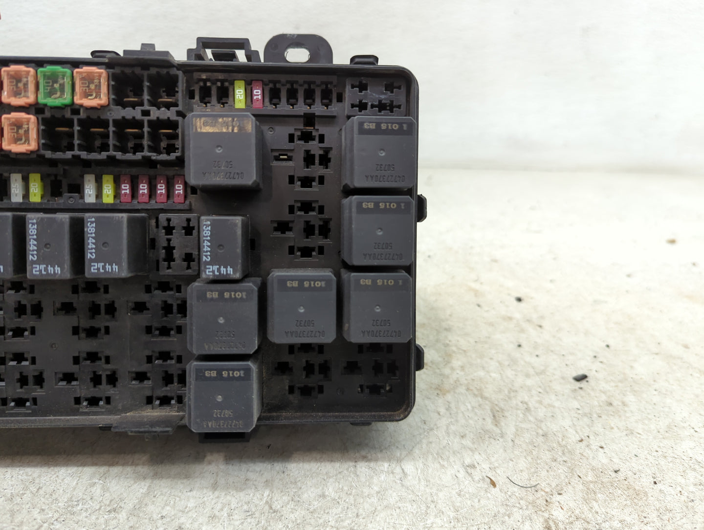 2018 Dodge Challenger Fusebox Fuse Box Panel Relay Module Fits OEM Used Auto Parts - Oemusedautoparts1.com