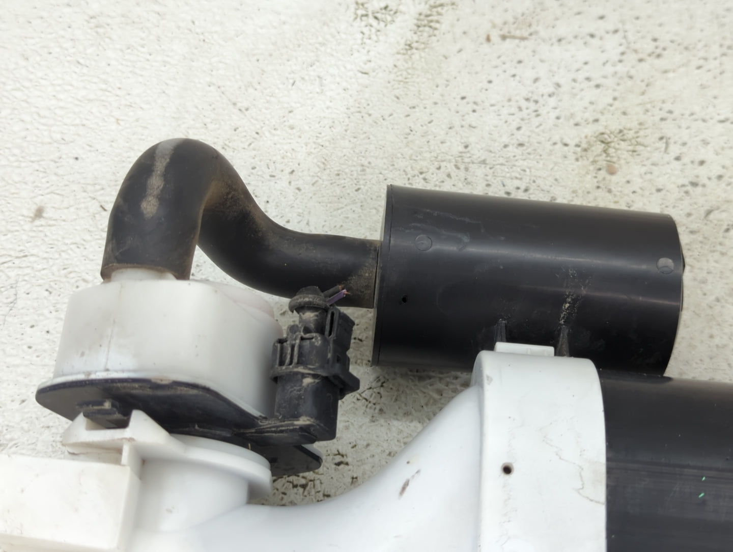 2018 Dodge Charger Fuel Vapor Charcoal Canister - Oemusedautoparts1.com