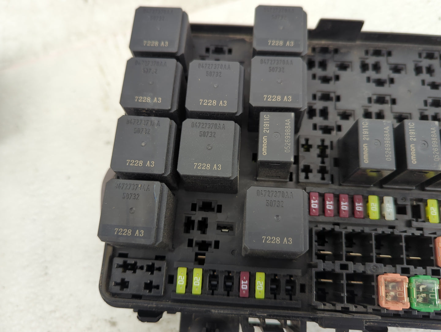 2006-2007 Dodge Charger Fusebox Fuse Box Panel Relay Module P/N:68234027AA 7154-7830-30, 04727370AA Fits Fits 2006 2007 OEM 