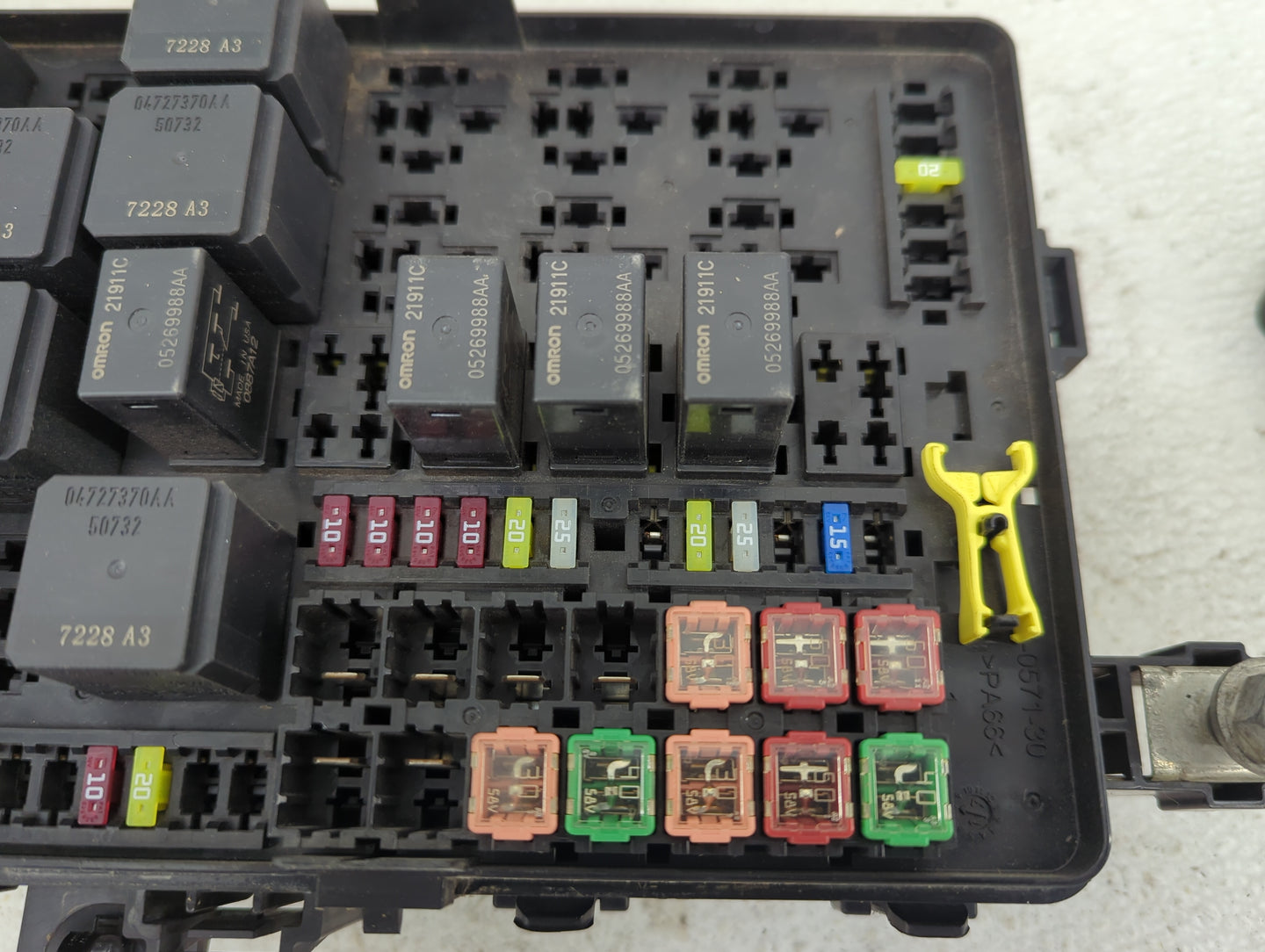 2006-2007 Dodge Charger Fusebox Fuse Box Panel Relay Module P/N:68234027AA 7154-7830-30, 04727370AA Fits Fits 2006 2007 OEM 