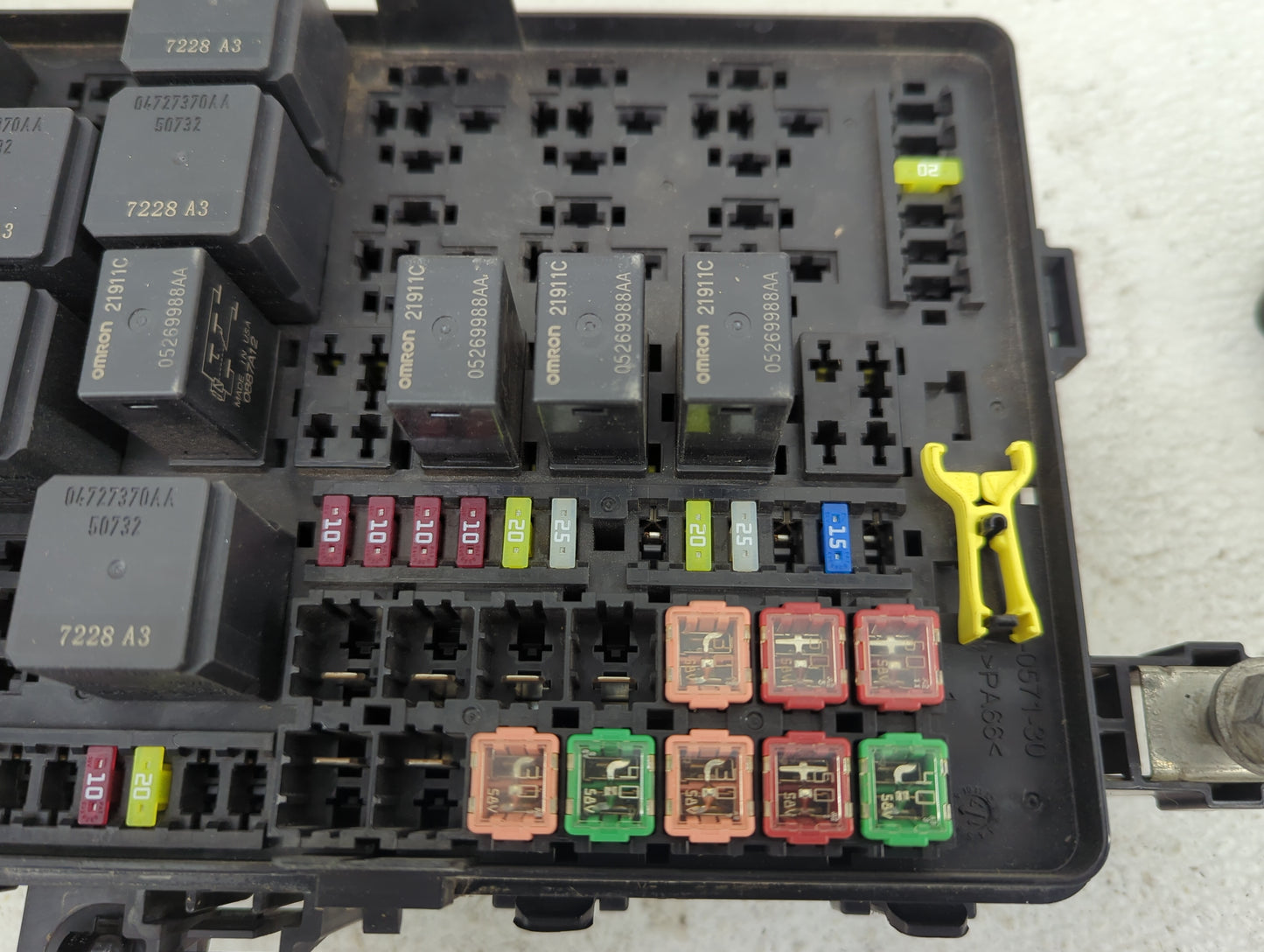 2006-2007 Dodge Charger Fusebox Fuse Box Panel Relay Module P/N:68234027AA 7154-7830-30, 04727370AA Fits Fits 2006 2007 OEM 