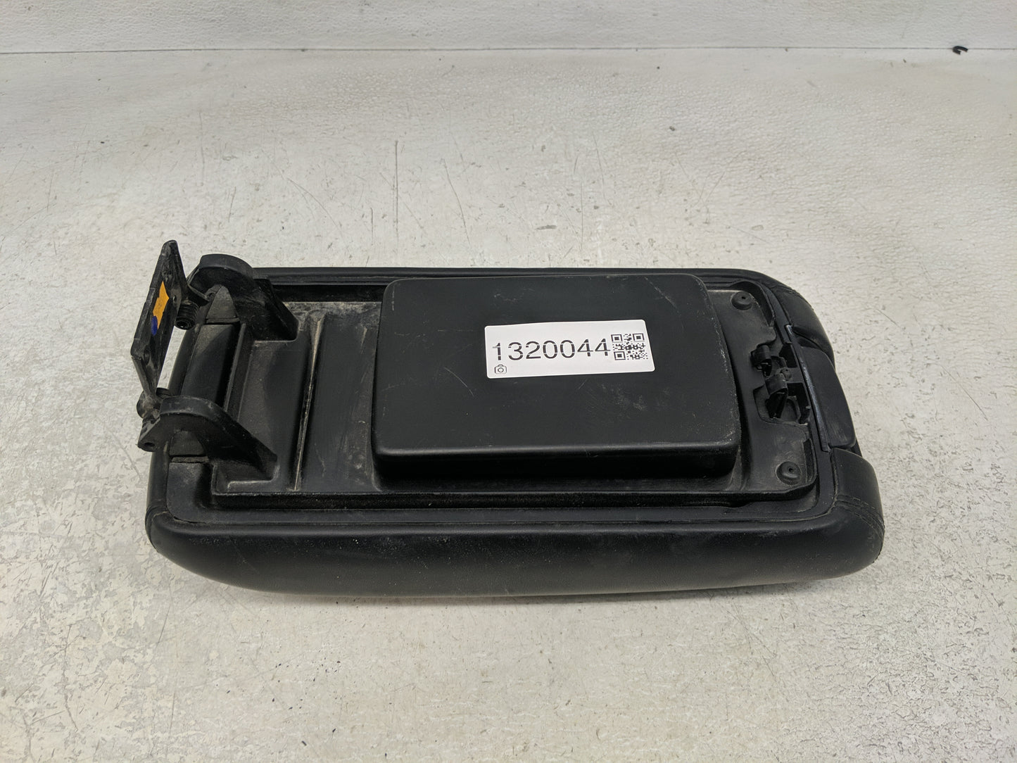 2018 Dodge Durango Center Console Armrest Cover Lid P/N:X85020100BL Fits OEM Used Auto Parts - Oemusedautoparts1.com
