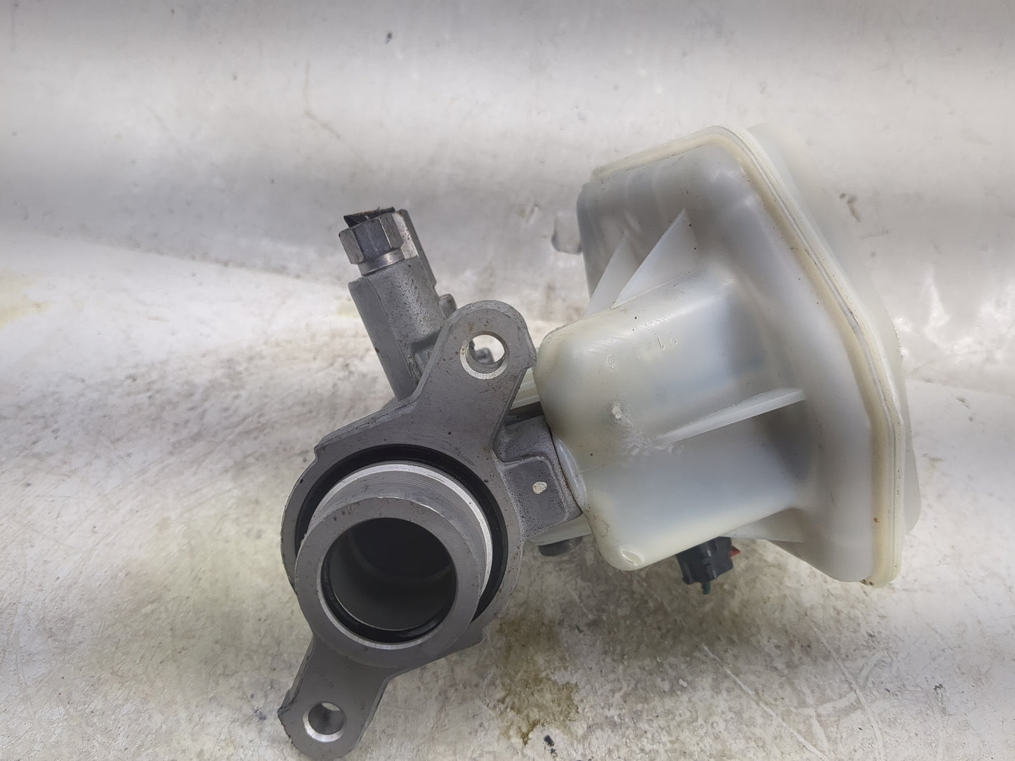2016-2022 Dodge Durango Brake Master Cylinder 1497279 - Oemusedautoparts1.com