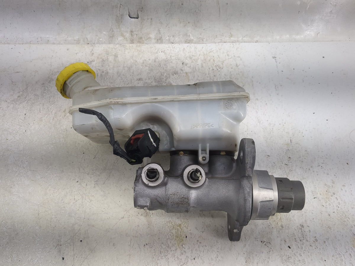 2012-2020 Dodge Grand Caravan Brake Master Cylinder 1497522 - Oemusedautoparts1.com