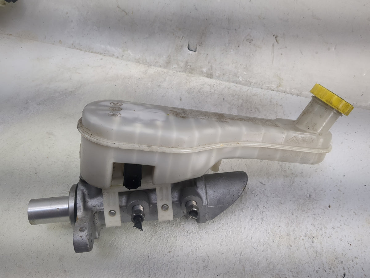 2018 Dodge Journey Brake Master Cylinder 1497022 - Oemusedautoparts1.com