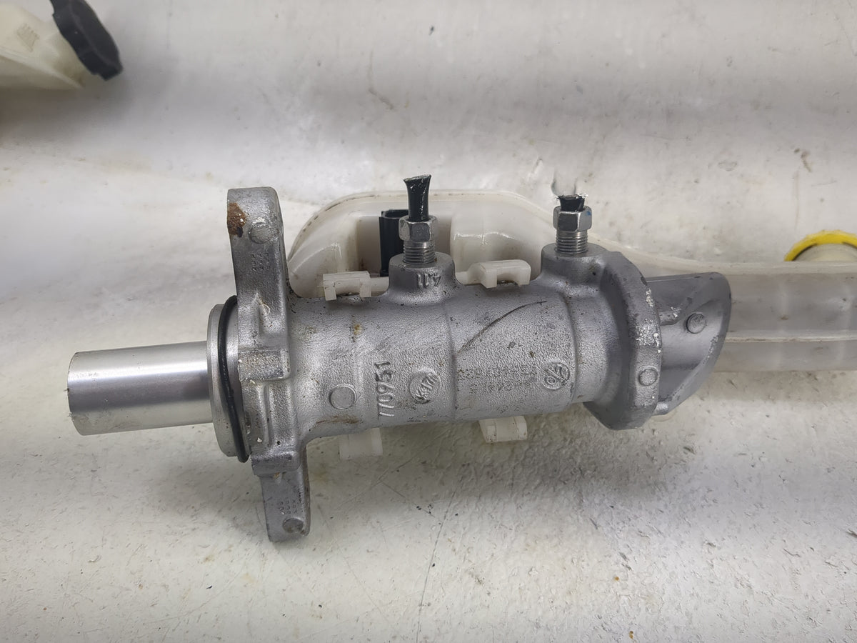 2018 Dodge Journey Brake Master Cylinder 1497022 - Oemusedautoparts1.com