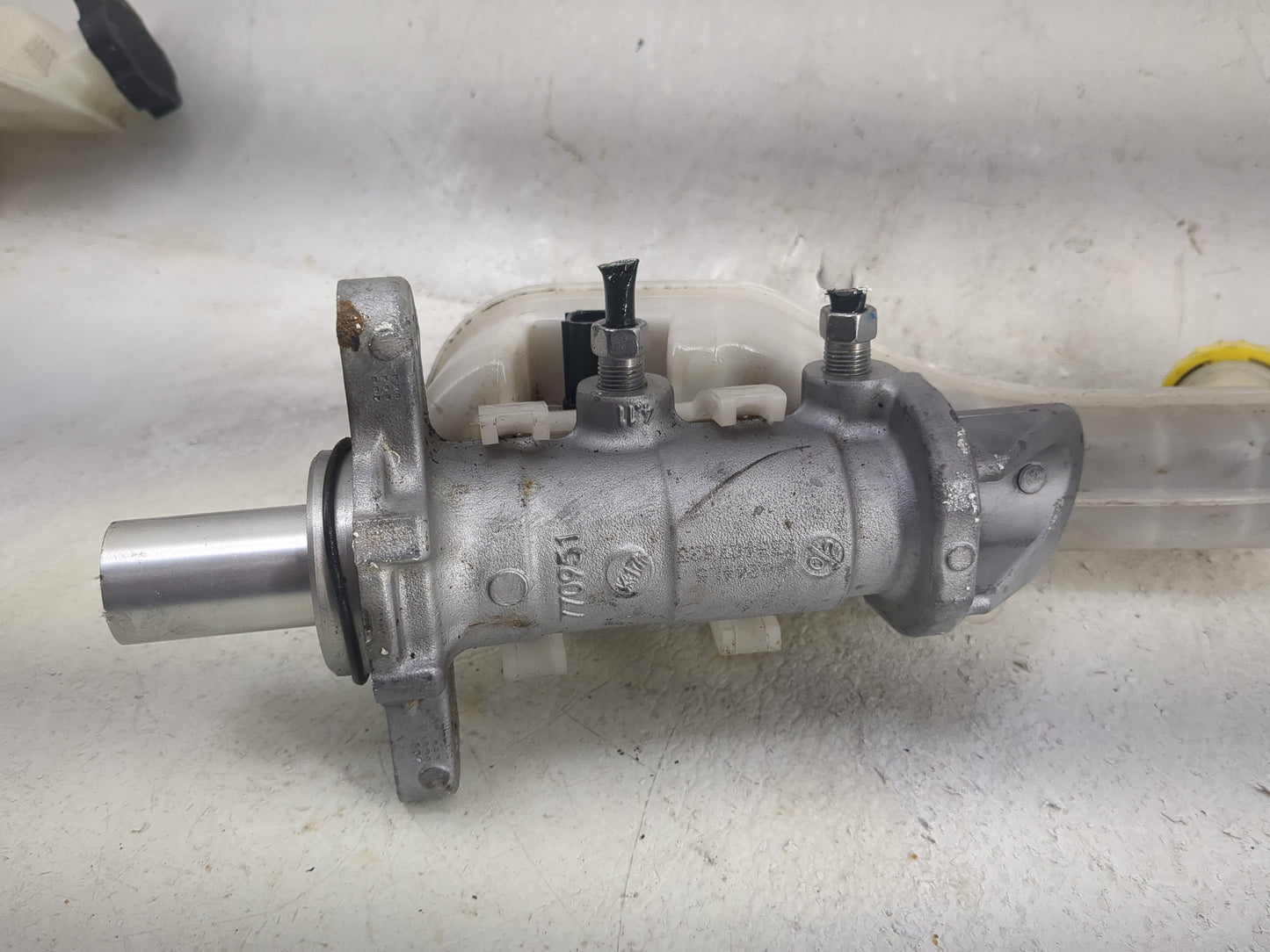 2018 Dodge Journey Brake Master Cylinder 1497022 - Oemusedautoparts1.com