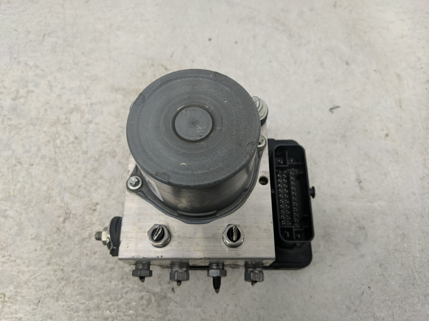 2018 Dodge Ram 1500 ABS Pump Control Module Replacement P/N:53432393 Fits OEM Used Auto Parts - Oemusedautoparts1.com