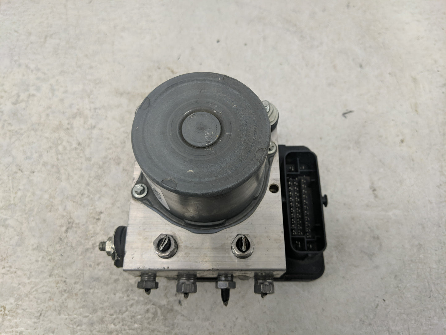 2018 Dodge Ram 1500 ABS Pump Control Module Replacement P/N:53432393 Fits OEM Used Auto Parts - Oemusedautoparts1.com