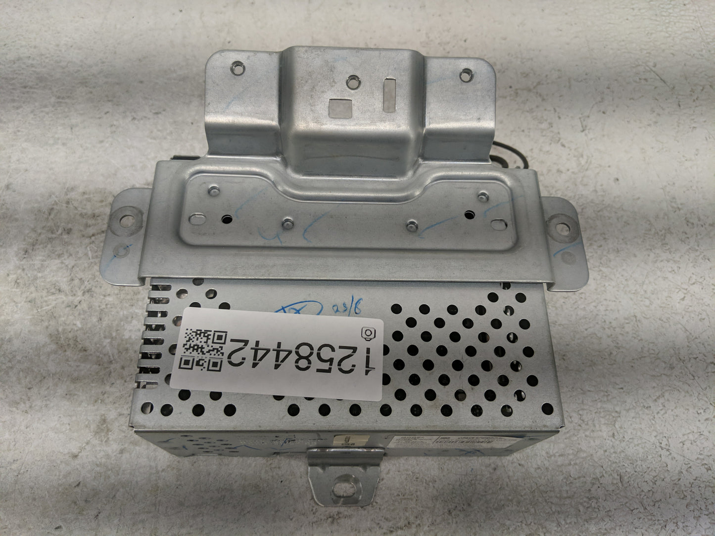 2018-2019 Ford Ecosport Radio AM FM Cd Player Receiver Replacement P/N:J2BT-19C107-HS Fits Fits 2018 2019 OEM Used Auto Part