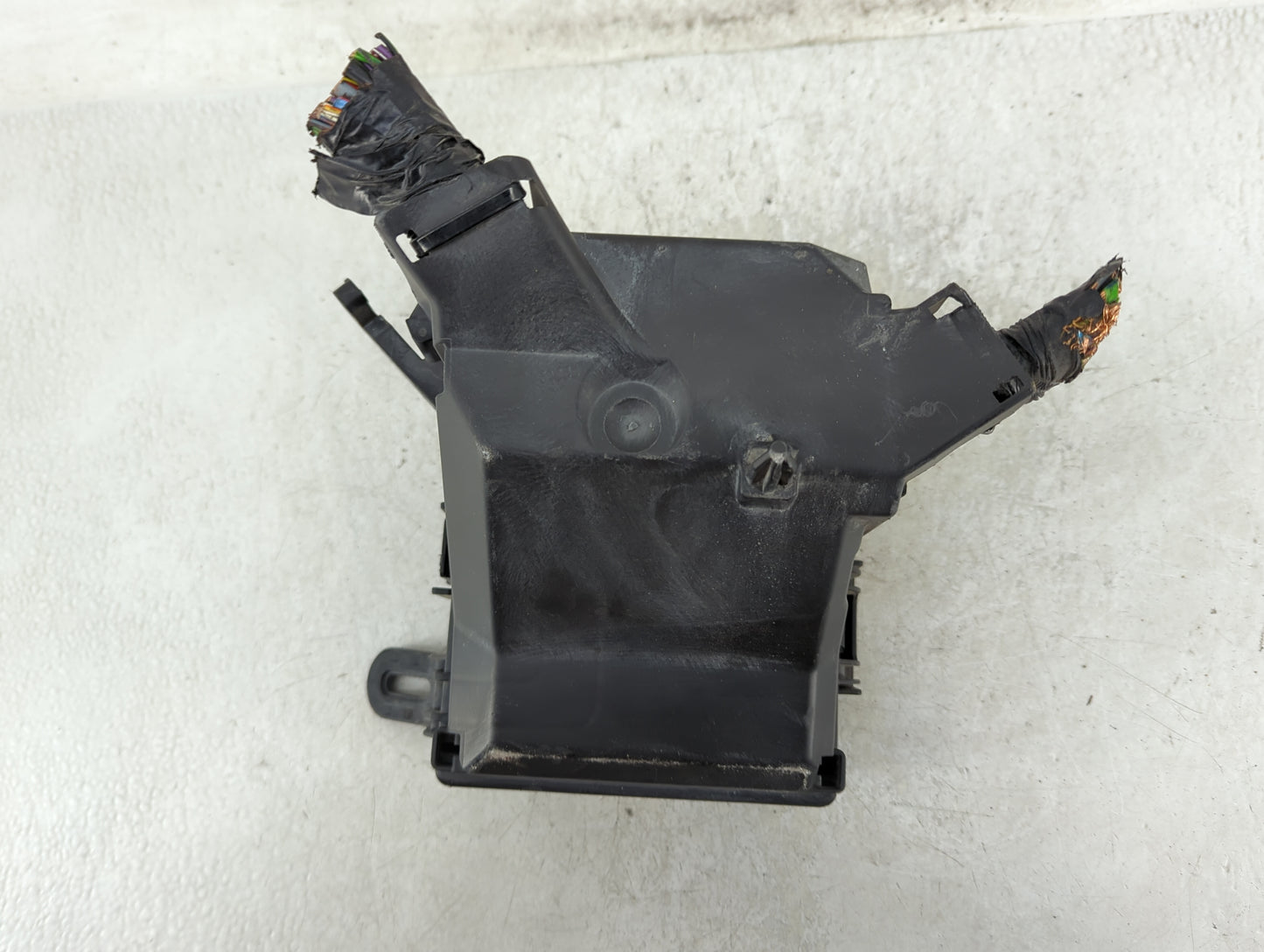 2018-2020 Ford Ecosport Fusebox Fuse Box Panel Relay Module P/N:GN15-12A581-CJE Fits Fits 2018 2019 2020 OEM Used Auto Parts