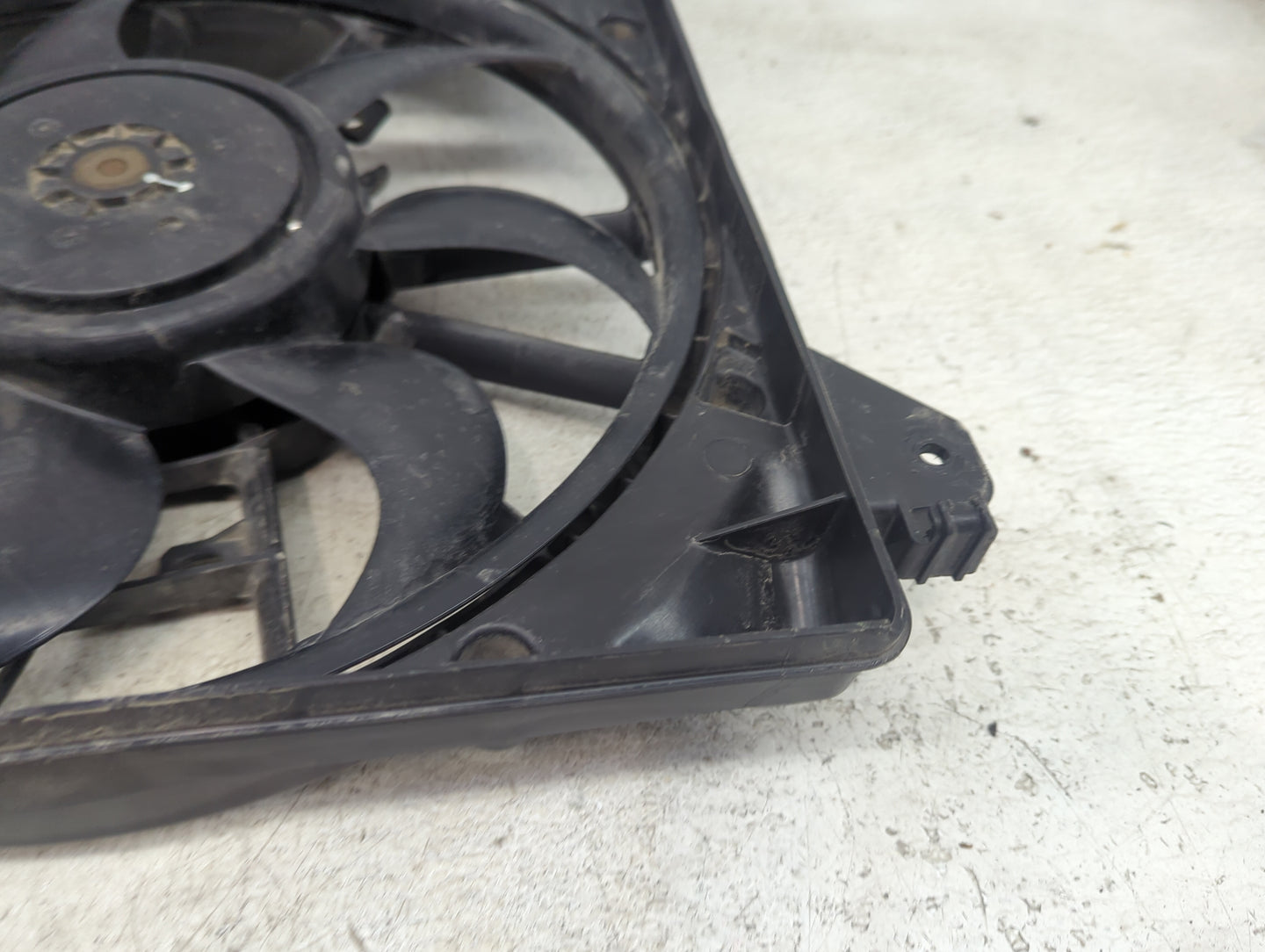 2015-2020 Ford Edge Electric Radiator Cooling Fan Motor Assembly P/N:F2G3-8C607-DE F00HX2G262 Fits OEM Used Auto Parts - Oem