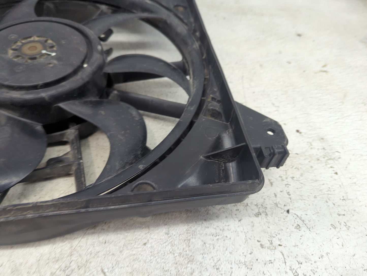 2015-2020 Ford Edge Electric Radiator Cooling Fan Motor Assembly P/N:F2G3-8C607-DE F00HX2G262 Fits OEM Used Auto Parts - Oem
