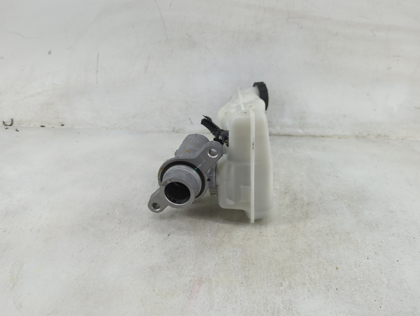 2015-2020 Ford Edge Brake Master Cylinder 1489124 - Oemusedautoparts1.com