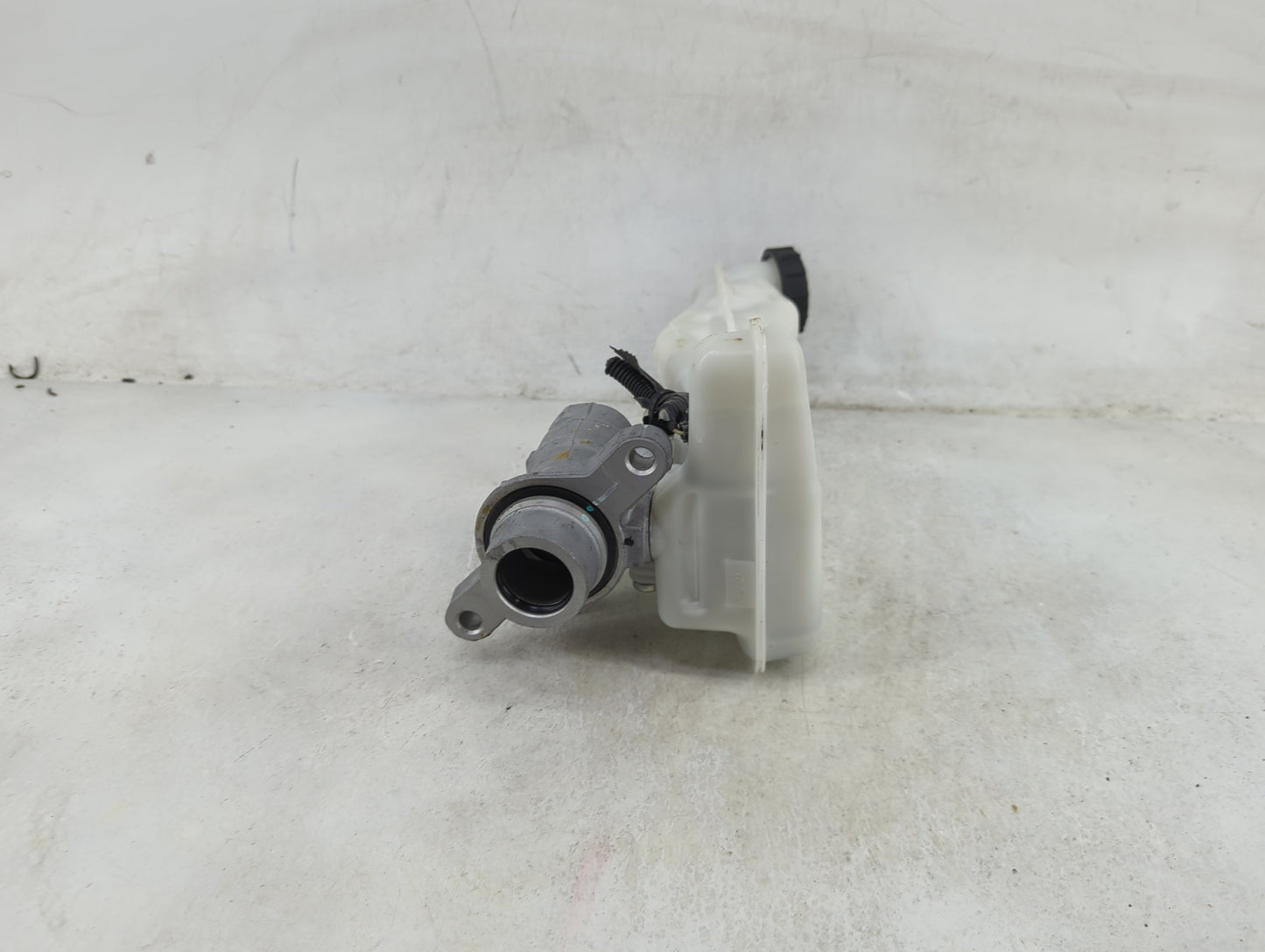 2015-2020 Ford Edge Brake Master Cylinder 1489124 - Oemusedautoparts1.com
