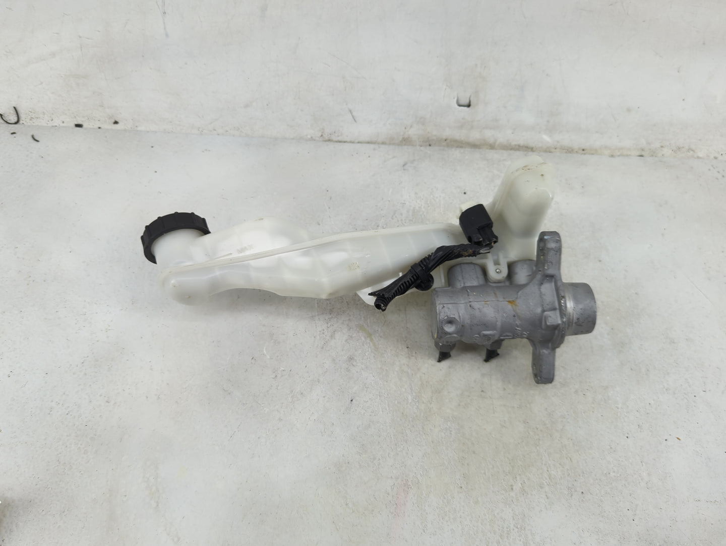 2015-2020 Ford Edge Brake Master Cylinder 1489124 - Oemusedautoparts1.com