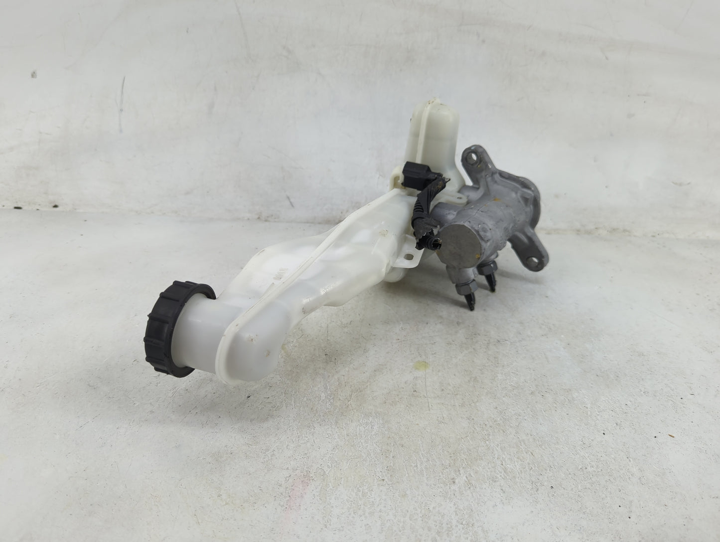 2015-2020 Ford Edge Brake Master Cylinder 1489124 - Oemusedautoparts1.com