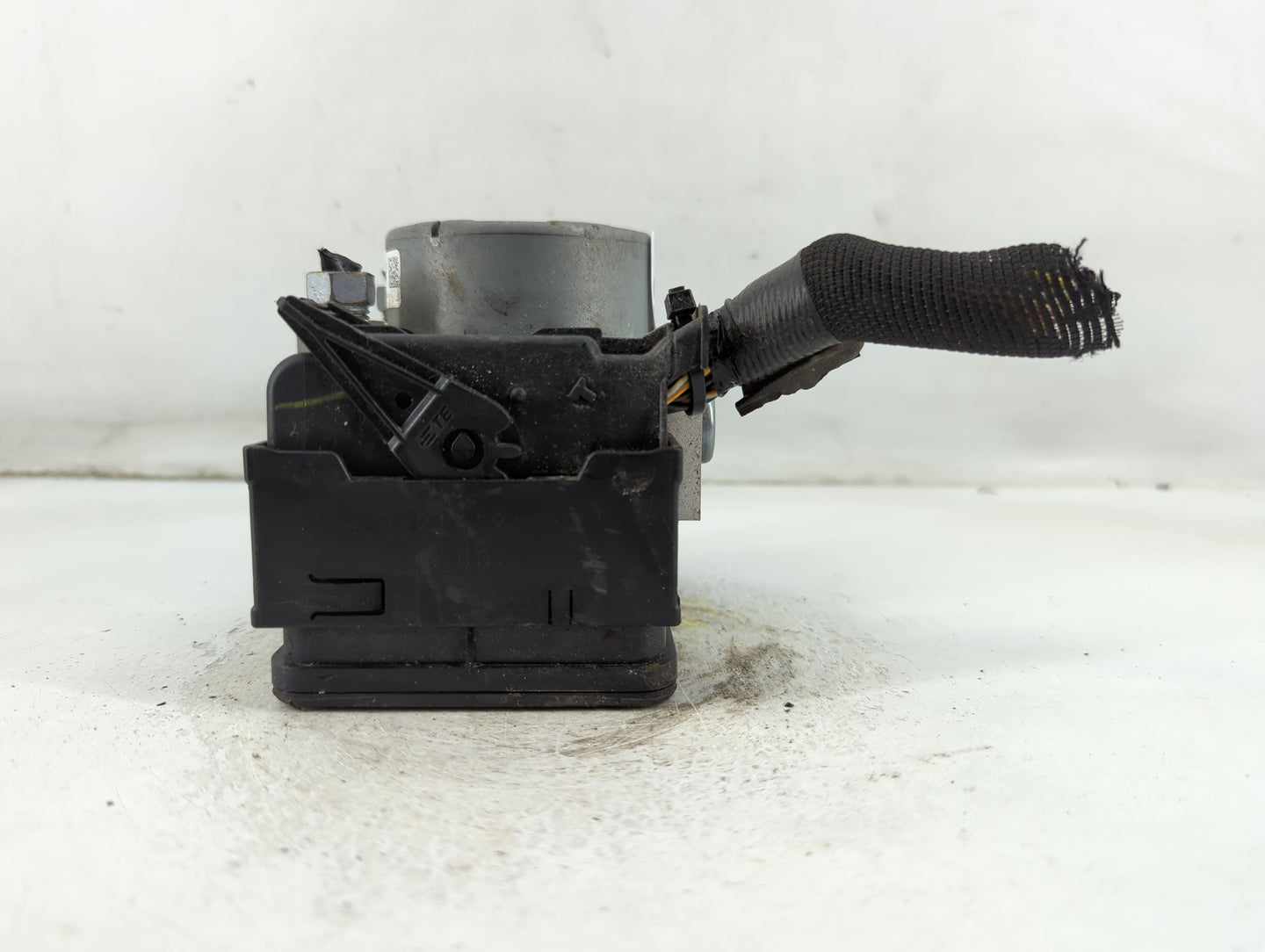 2015-2018 Ford Edge ABS Pump Control Module Replacement P/N:F2GC-2C405-AK Fits Fits 2015 2016 2017 2018 OEM Used Auto Parts 