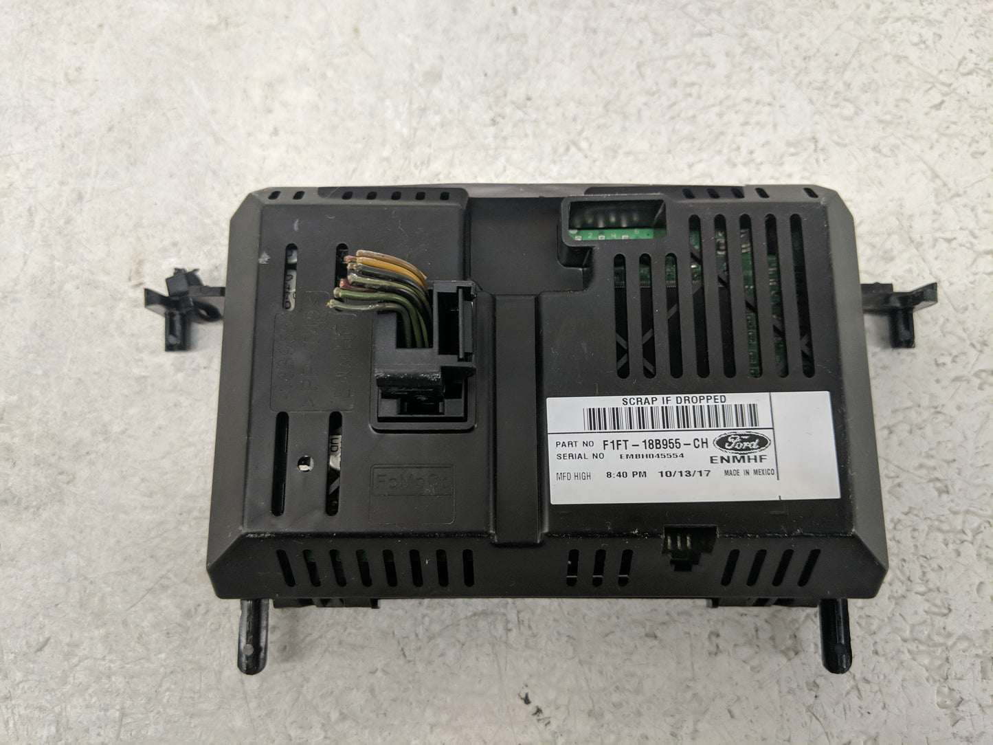 2005-2007 Ford Escape Radio AM FM Cd Player Receiver Replacement P/N:1FMCU0GD4JUA82928 Fits Fits 2005 2006 2007 OEM Used Aut