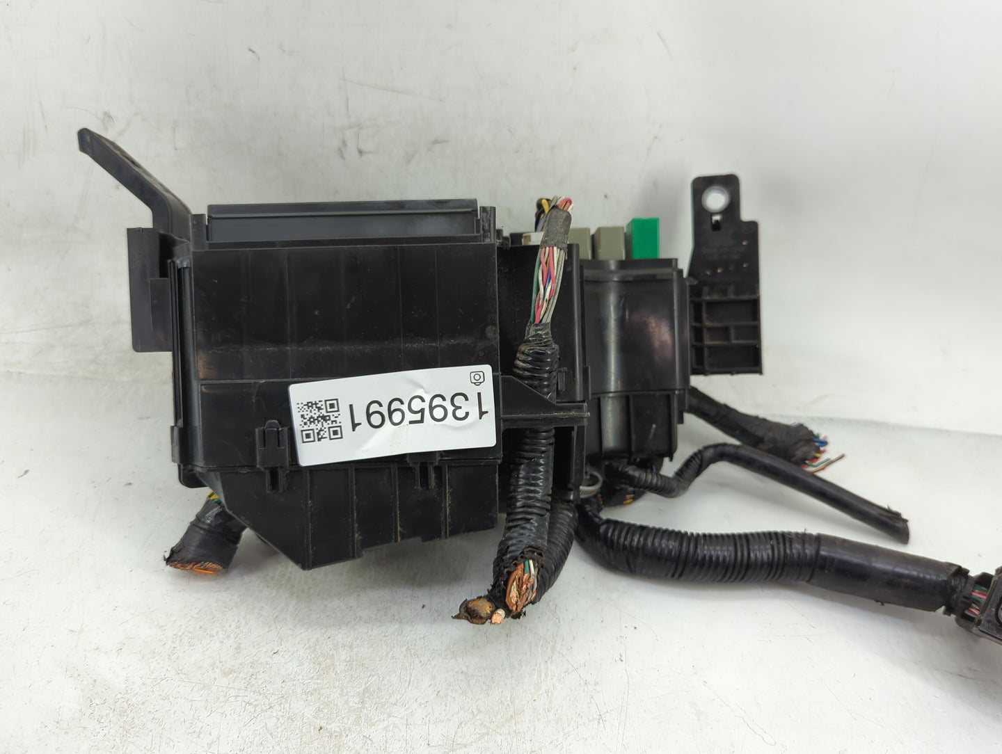 2018 Ford Escape Fusebox Fuse Box Panel Relay Module P/N:KD45-675X0 Fits OEM Used Auto Parts - Oemusedautoparts1.com