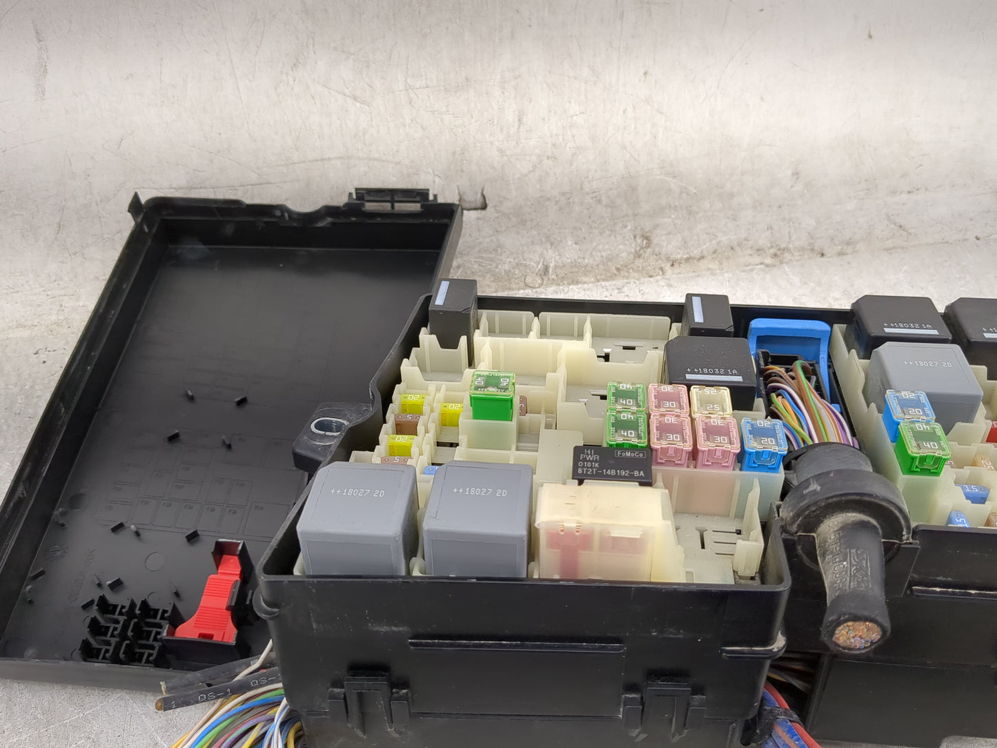 2018 Ford Escape Fusebox Fuse Box Panel Relay Module P/N:8T2T-14B192-BA Fits OEM Used Auto Parts - Oemusedautoparts1.com
