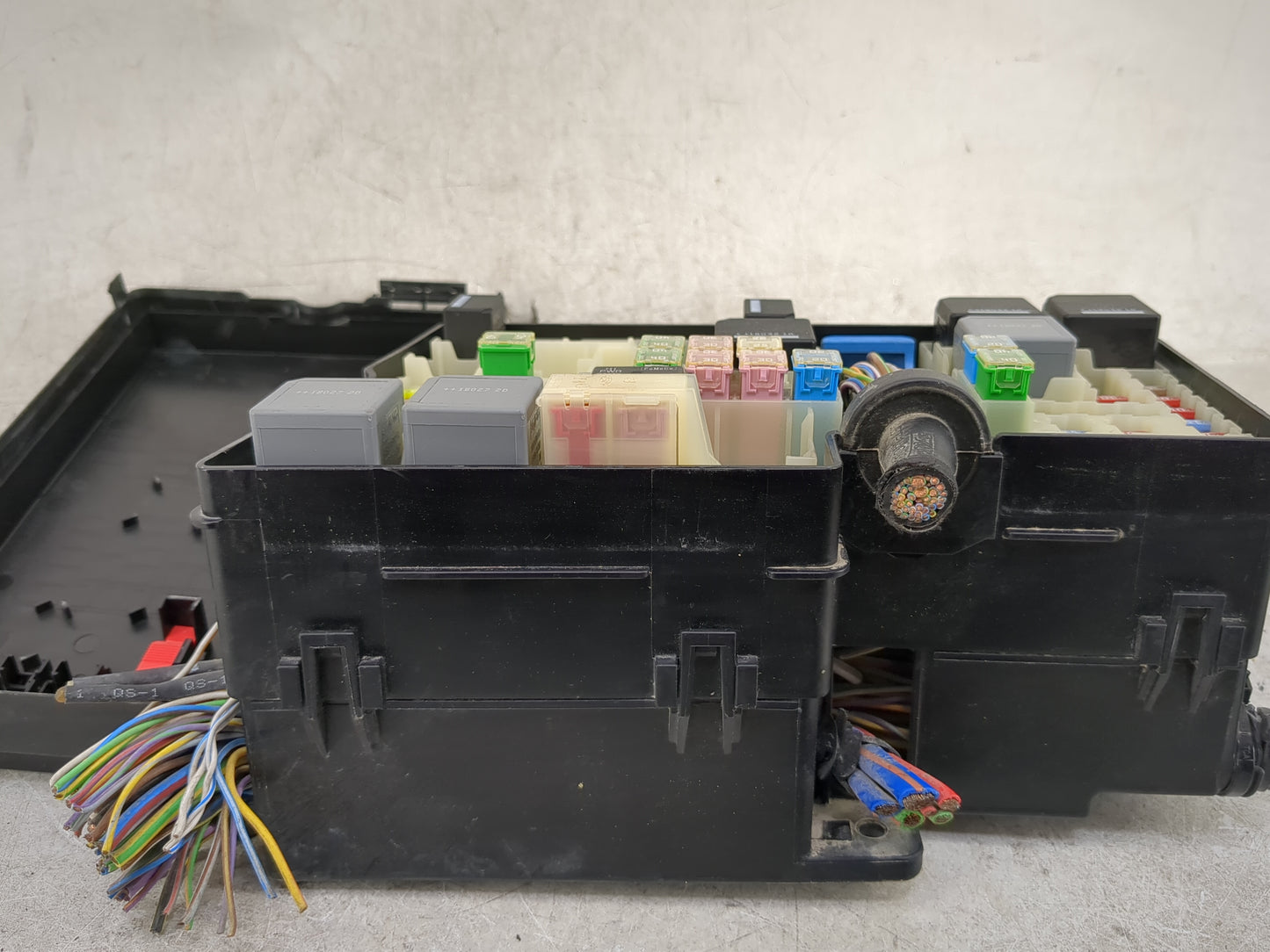 2018 Ford Escape Fusebox Fuse Box Panel Relay Module P/N:8T2T-14B192-BA Fits OEM Used Auto Parts - Oemusedautoparts1.com